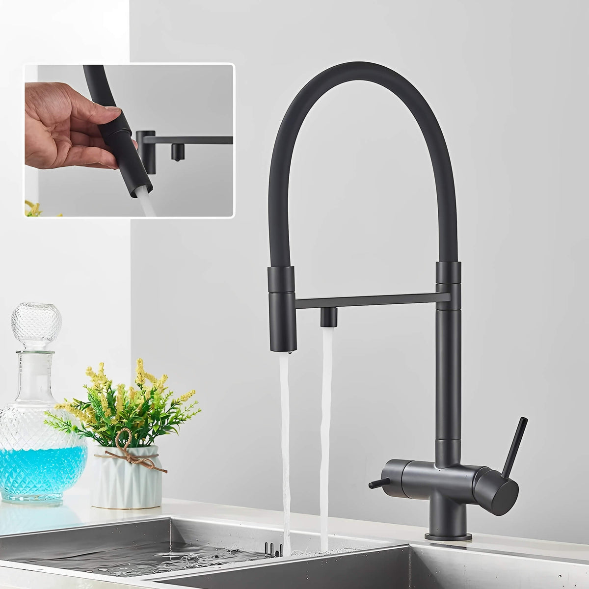 Schwarzer Küchenhahn mit Brause und Gefiltertem Wasser