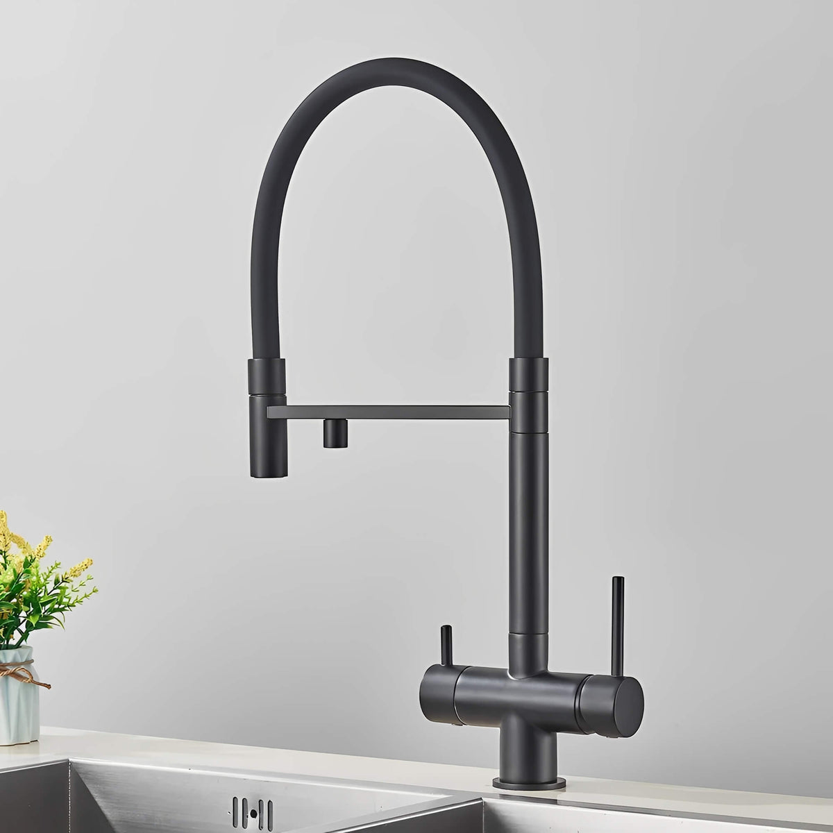 Schwarzer Küchenhahn mit Brause und Gefiltertem Wasser