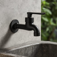 Schwarzer Außenwasserhahn