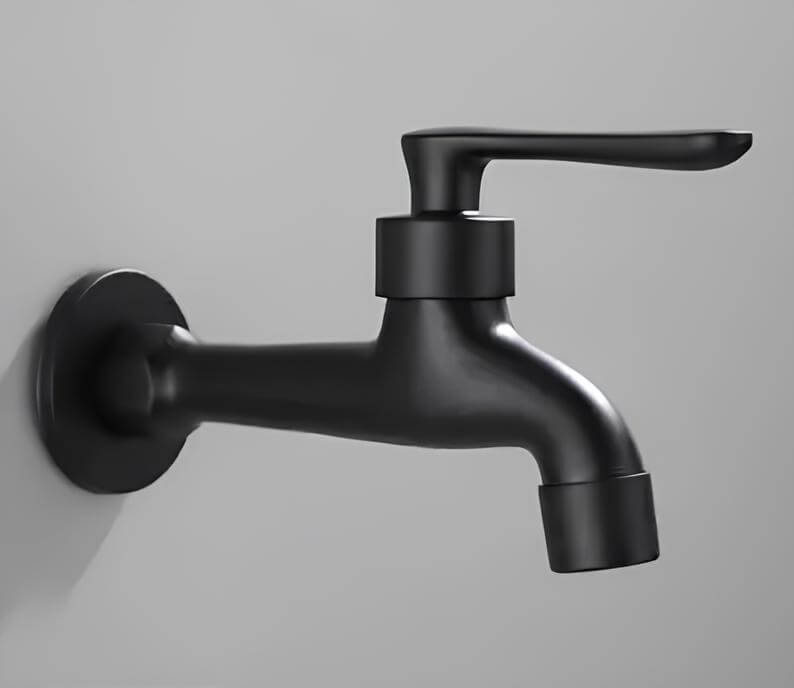 Schwarzer Außenwasserhahn