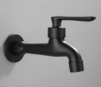 Schwarzer Außenwasserhahn