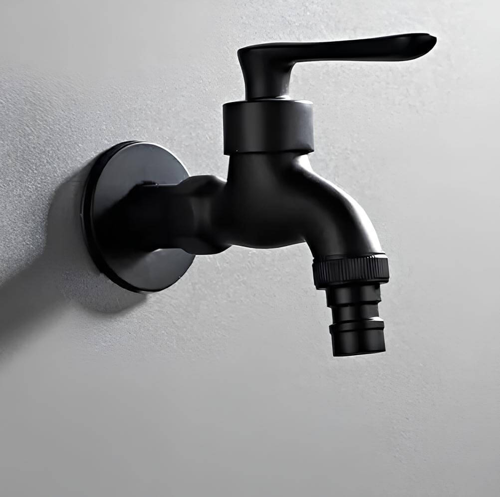 Schwarzer Außenwasserhahn