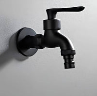 Schwarzer Außenwasserhahn