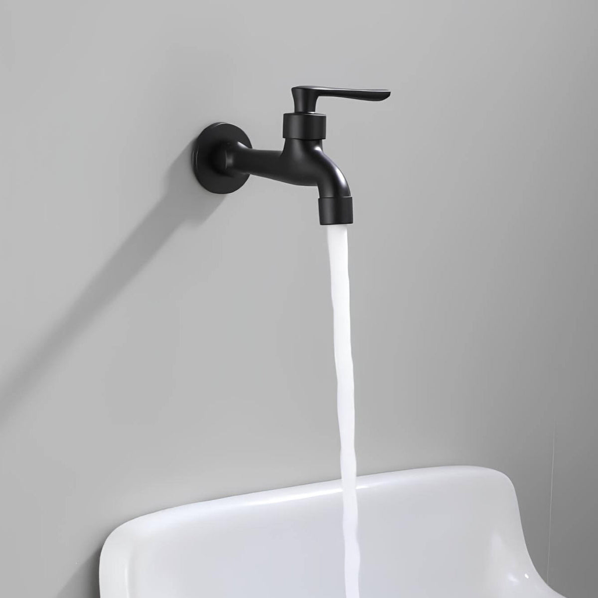 Schwarzer Außenwasserhahn