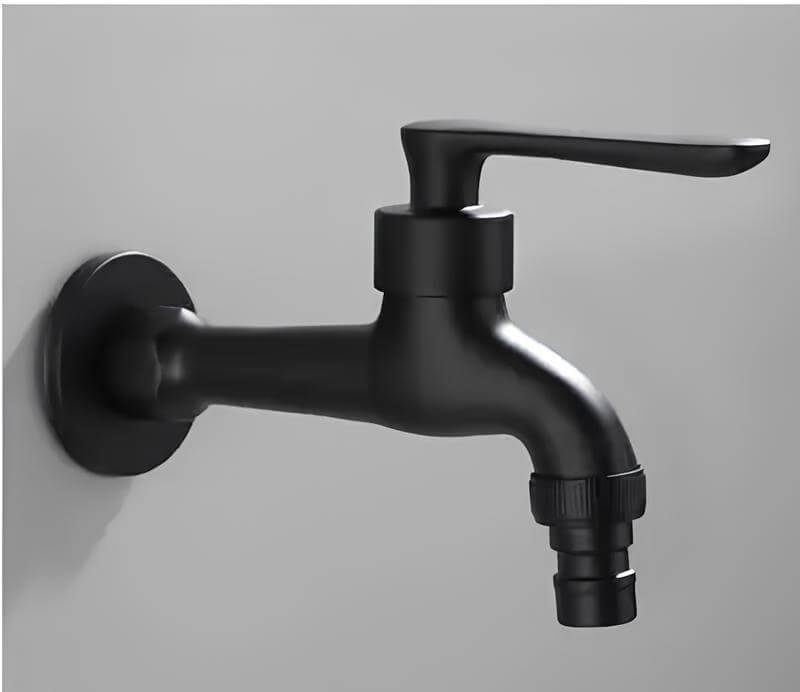 Schwarzer Außenwasserhahn