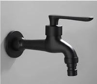 Schwarzer Außenwasserhahn