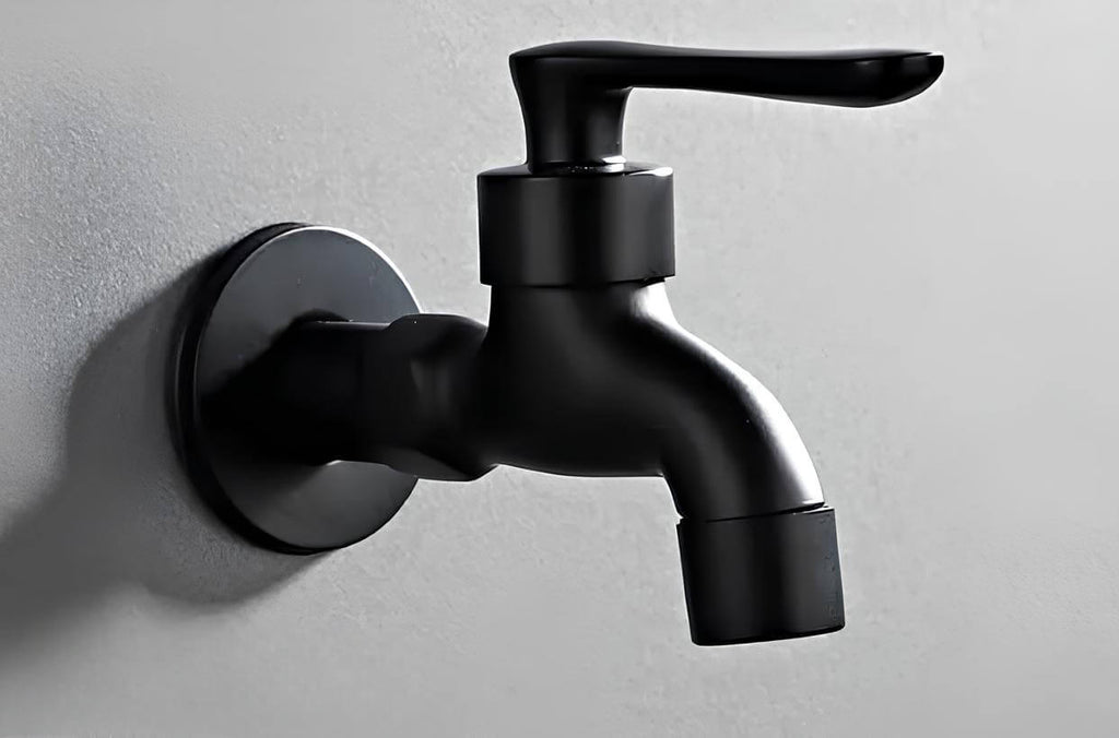 Schwarzer Außenwasserhahn