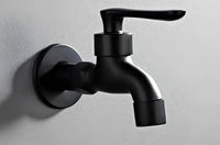 Schwarzer Außenwasserhahn