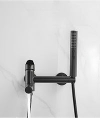 Schwarzer Wand-Badmischer