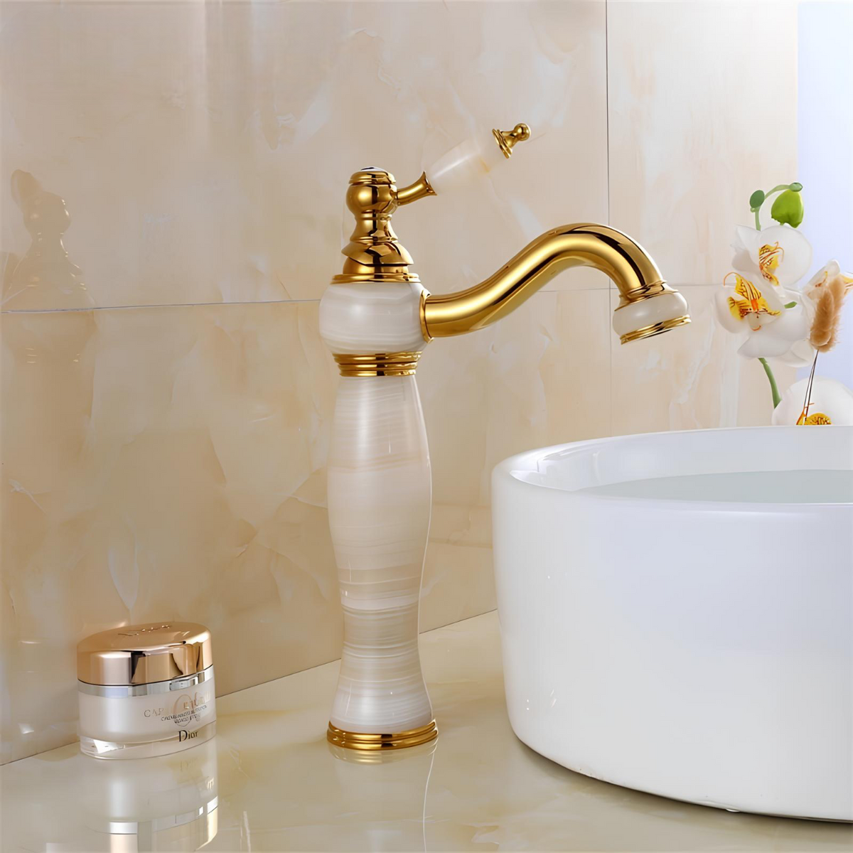 Marmor- und Gold-Wasserhahn