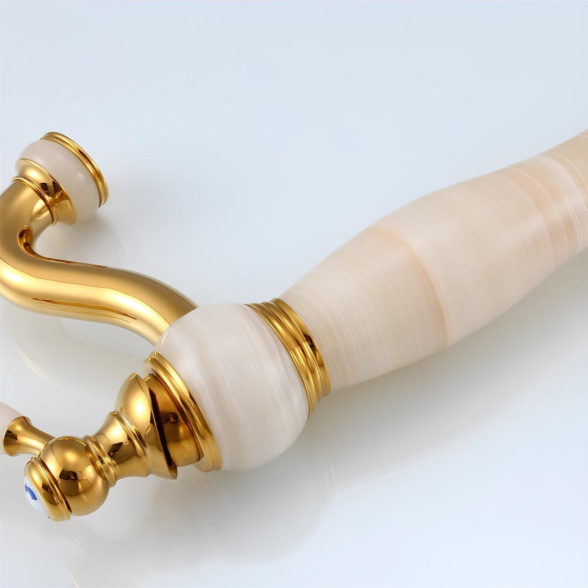 Marmor- und Gold-Wasserhahn