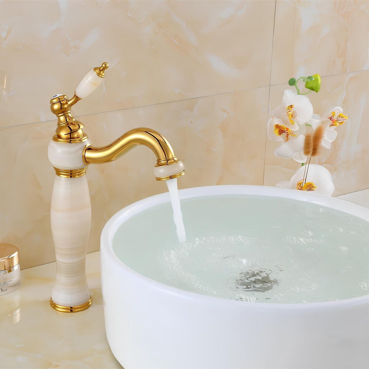 Marmor- und Gold-Wasserhahn